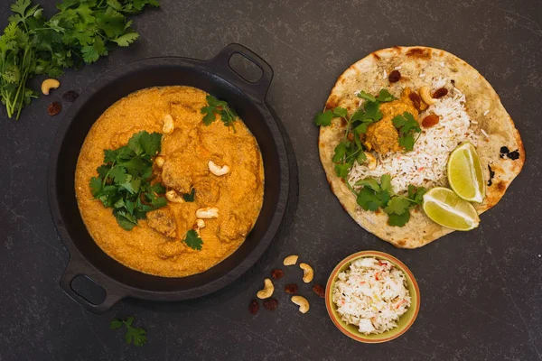 Индийская еда с карри и рисом — стоковое фото