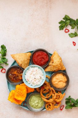 Vejetaryen Thali, çeşitli aperatifler ve dips