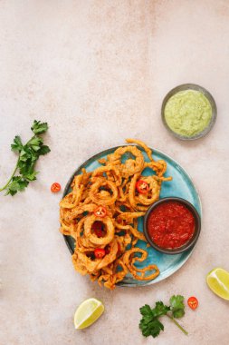 Hint soğan bhajis iki soslar