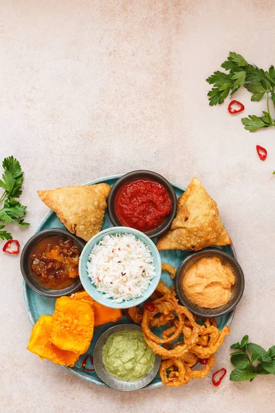 Vejetaryen Thali, çeşitli aperatifler ve dips