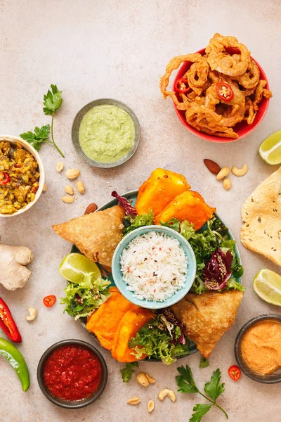 Jeera pilav, salata ve soslar ile baharatlı sebze Hint aperatifler 