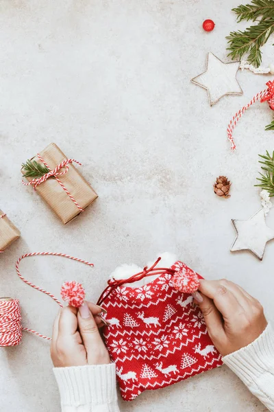 Vánoční dárky v háčkované tašky a balicího papíru — Stock fotografie