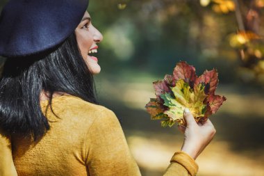 Kadının Sonbahar sezonu bir ormanda