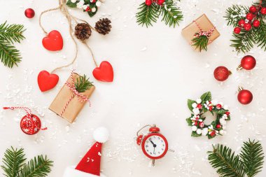 Çam ağacı ve süs eşyaları doğal dalı çerçevesinden Noel