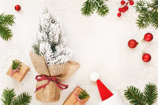 Moldura de Natal de presentes e abeto em branco — Fotografia de Stock