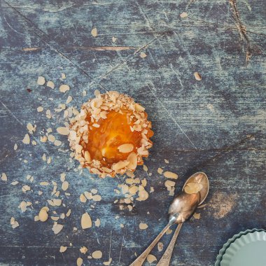 Badem ile dekore edilmiş tart