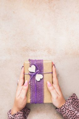 Mevcut tutan kadın. Üstten Görünüm, vintage tarzı, boş yer