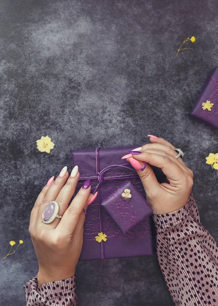 Mujer Envolviendo Regalos Decorando Con Flores Amarillas Concepto Vacaciones Vista —  Fotos de Stock