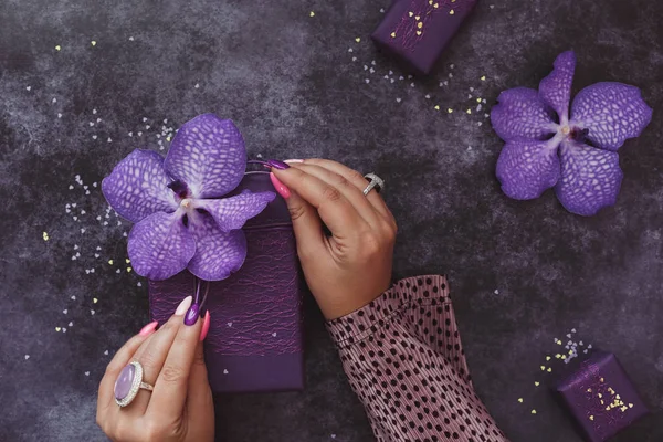 Mani Femminili Con Regali Avvolgimento Manicure Perfetti Decorazione Con Fiori — Foto Stock