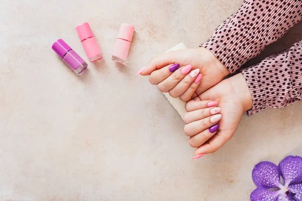 Heldere Feestelijke Paarse Roze Manicure Vrouwelijke Handen Bovenaanzicht Lege Ruimte — Stockfoto