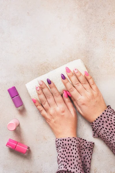 Jasne Uroczysty Fioletowy Różowy Manicure Kobiece Dłonie Widok Góry Puste — Zdjęcie stockowe