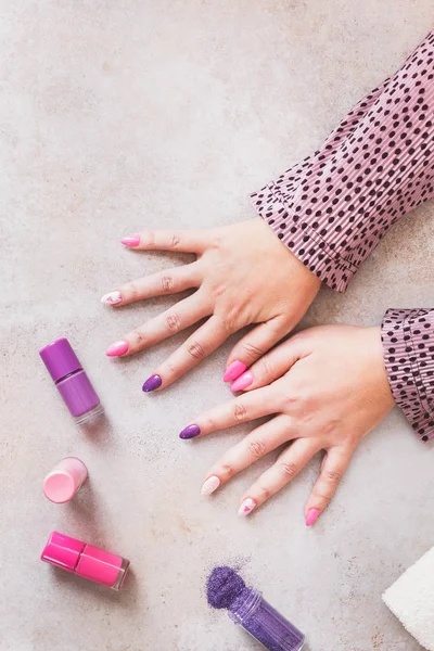 Handen Van Vrouw Met Paarse Roze Manicure Stenen Oppervlak Bovenaanzicht — Stockfoto