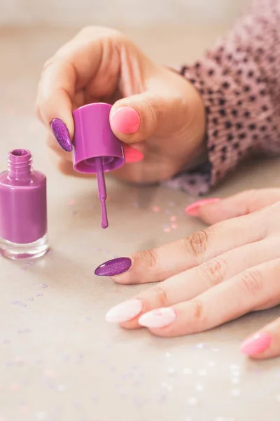 Manicure Fioletowy Lakier Paznokci Makro Selektywny Fokus — Zdjęcie stockowe