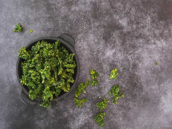 Kale Chips Salt Bowl Dark Background Top View Blank Space — Stock Photo, Image