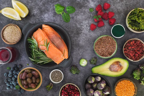 Fisk Med Färsk Hälsosam Matingredienser Med Frön Baljväxter Frukt Och — Stockfoto