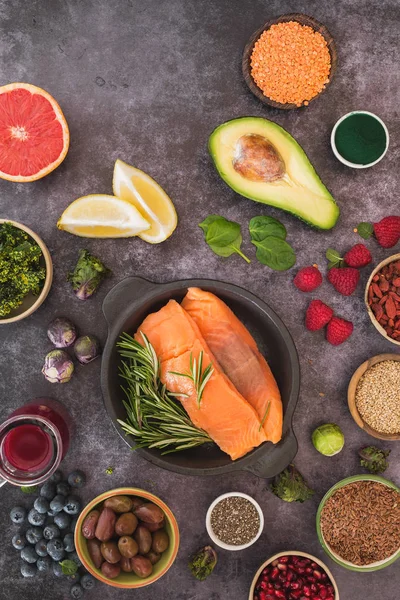 Ingredientes Alimentares Saudáveis Mesa Rústica Escura Com Peixe Sementes Legumes — Fotografia de Stock