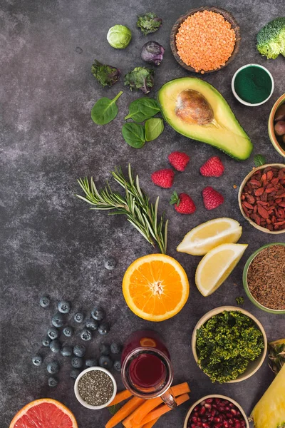 Super Voedingsmiddelen Stilleven Schoon Eten Concept Bovenaanzicht Spatie Donkere Achtergrond — Stockfoto