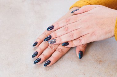 Eller şenlikli manikür, mor ve mavi ile yakın çekim