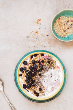 Granola, taze yaban mersini, chia ve susam ile kahvaltı kase. Üstten Görünüm, boş yer