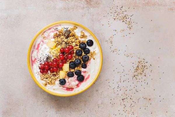 Granola Con Frutas Frescas Chía Semillas Sésamo Servidas Tazón — Foto de Stock