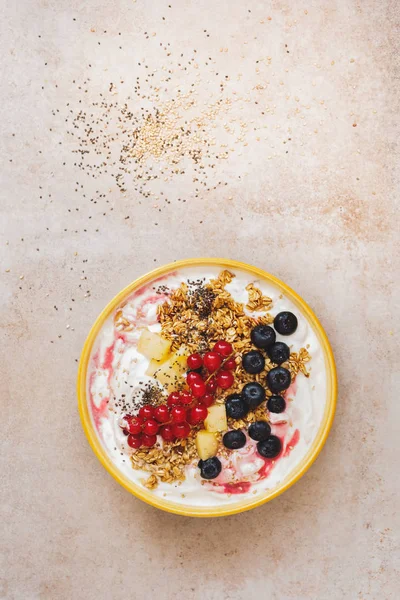 健康的な朝食のシリアルは 新鮮なブルーベリー 赤すぐり パイナップル チア種子とボウルします 上面ビュー 空白スペース — ストック写真