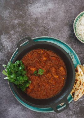 Geleneksel naan ekmek ve pirinç ile Hint kuzu Rogan Josh. Üstten Görünüm, boşluk, koyu tonlu görüntü