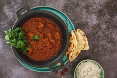 Kuzu eti ve pirinç, köri, Hindistan ile Rogan Josh. Üstten Görünüm, boşluk, koyu tonlu görüntü