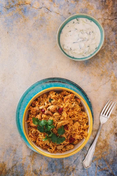 Biryani Dum Indian Pyszne Filet Kurczaka Ogórka Raita Danie Widok — Zdjęcie stockowe