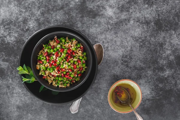 Bulgur Tabbouleh Salat Mit Granatapfelkernen Und Dressing Auf Rustikalem Hintergrund — Stockfoto