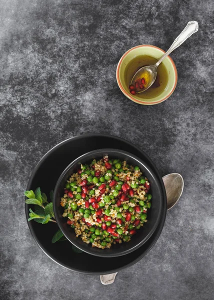 Libanesiska Bulgur Sallad Med Gröna Ärter Granatäpple Utsäde Och Dressing — Stockfoto