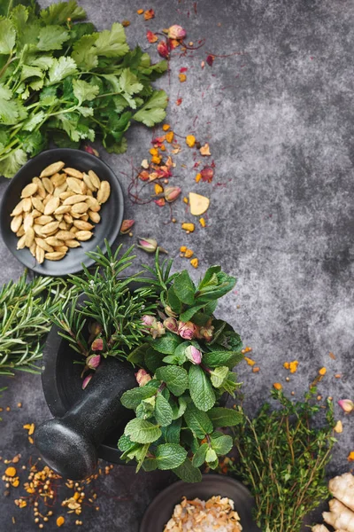 Vers Geplukt Verschillende Kruiden Specerijen Graniet Mortel Rustieke Tafel Bovenaanzicht — Stockfoto