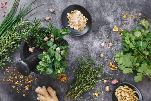 Herbal Segar Dan Rempah Rempah Yang Digiling Mortir Dan Alu — Stok Foto