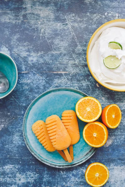 オレンジとシトラスのアイス クリーム ボウルにココナッツ シャーベット 上面ビュー 空白スペース — ストック写真