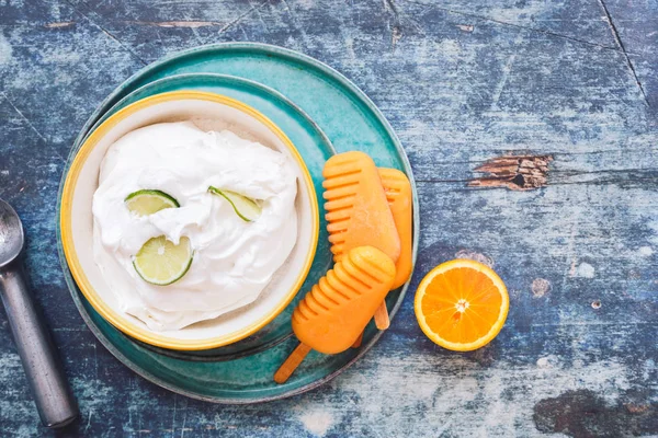 Kókuszos Lime Sorbet Tálba Narancs Popsicles Friss Gyümölcsökkel Lemez — Stock Fotó