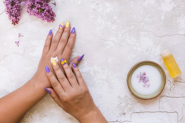 Lila Natuurlijke Cosmetica Women Handen Breng Zelfgemaakte Lila Crème Bovenaanzicht — Stockfoto