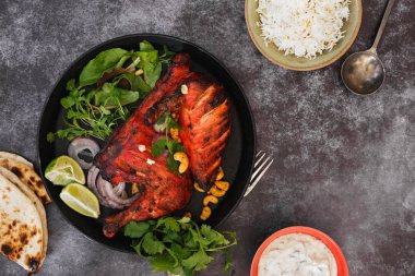 Tandır tavuk bütün naan, raita ve pilavı pilav, üstten görünüm, boşluk ile