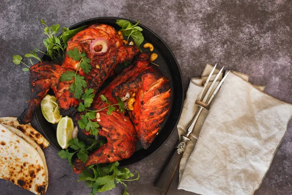 Kişniş, naan, kireç dilimleri ile Hint tandoori tavuk yemeye hazır. Üstten Görünüm, boş yer