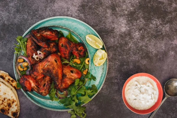 Pittige Tandoori Chicken Wings Geserveerd Met Traditionele Assortiment Sauzen Rustieke — Stockfoto