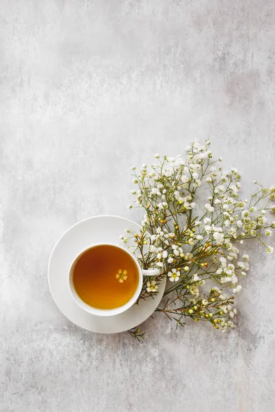 Tasse Thé Avec Des Fleurs Blanches Sur Fond Texturé Vue — Photo