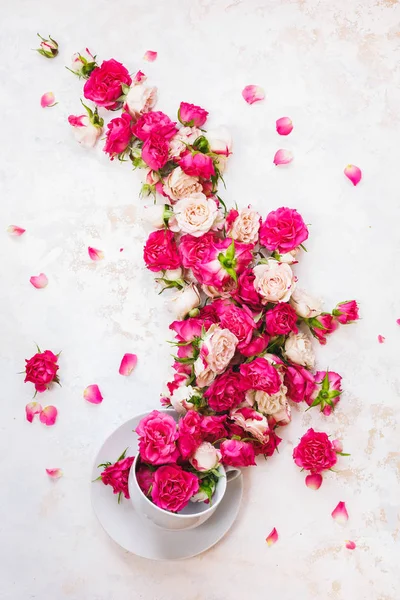 Flores Corriente Flores Rosas Que Fluyen Una Taza Sobre Fondo — Foto de Stock