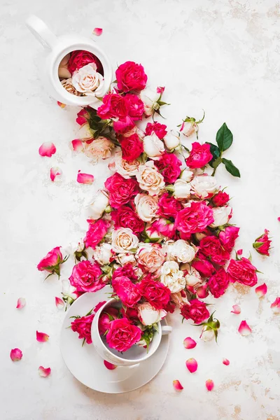 Čaj Rose Krásné Růže Květiny Pupeny Kaskádovité Bílé Konvice Šálek — Stock fotografie