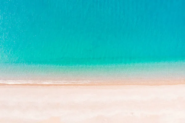 Voando Sobre Uma Praia Areia Vazia Belas Ondas Oceano Esmeralda — Fotografia de Stock