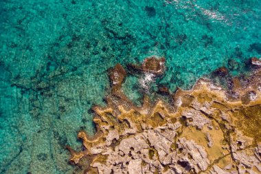 Deniz dalgalarının ve Rocky sahillerinin havadan görünüşü. Üst görünüm