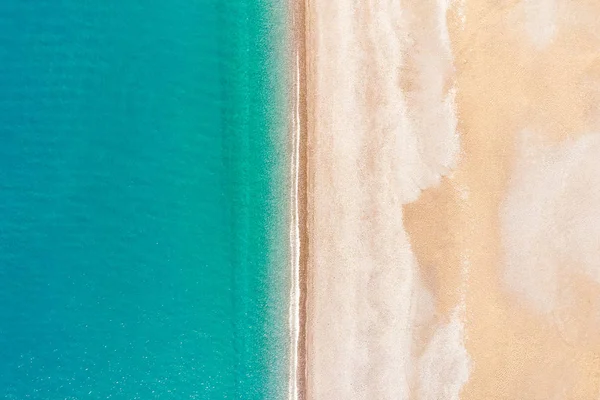 Survoler une plage de sable vide et de belles vagues de l'océan émeraude . — Photo