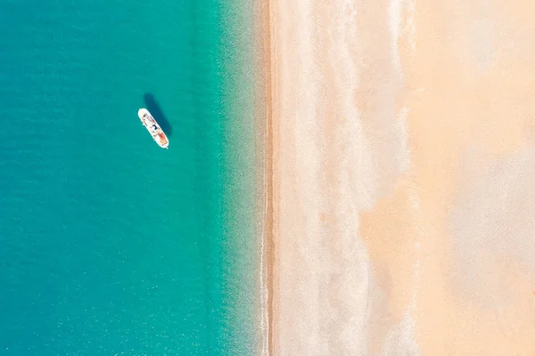 Le yacht blanc est sur la route non loin du rivage. Vue de dessus depuis un quadrocopter . — Photo