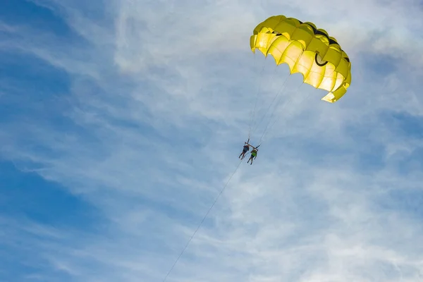 Żółte skrzydło parasailu latające nad turkusową wodą — Zdjęcie stockowe