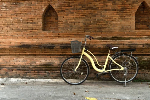 Żółty Rower Parkowanie Pobliżu Thai Tradycyjny Mur — Zdjęcie stockowe