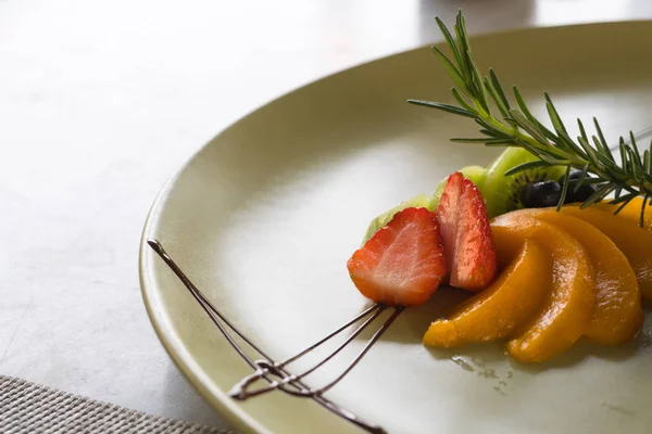 Frutas Rodajas Con Salsa Chocolate Plato Redondo —  Fotos de Stock