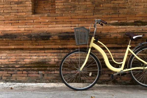 Żółty Rower Parkowanie Pobliżu Thai Tradycyjny Mur — Zdjęcie stockowe