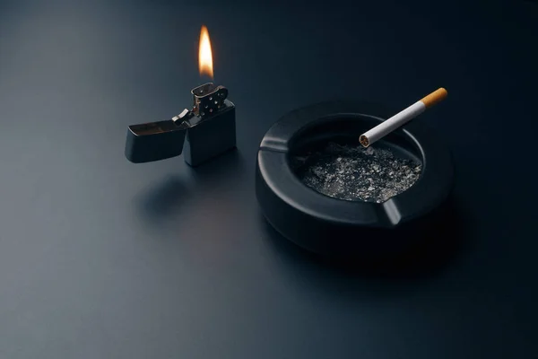 Cigarettes Briquet Chromé Avec Flamme Cendrier Céramique Noire Plein Cendres — Photo